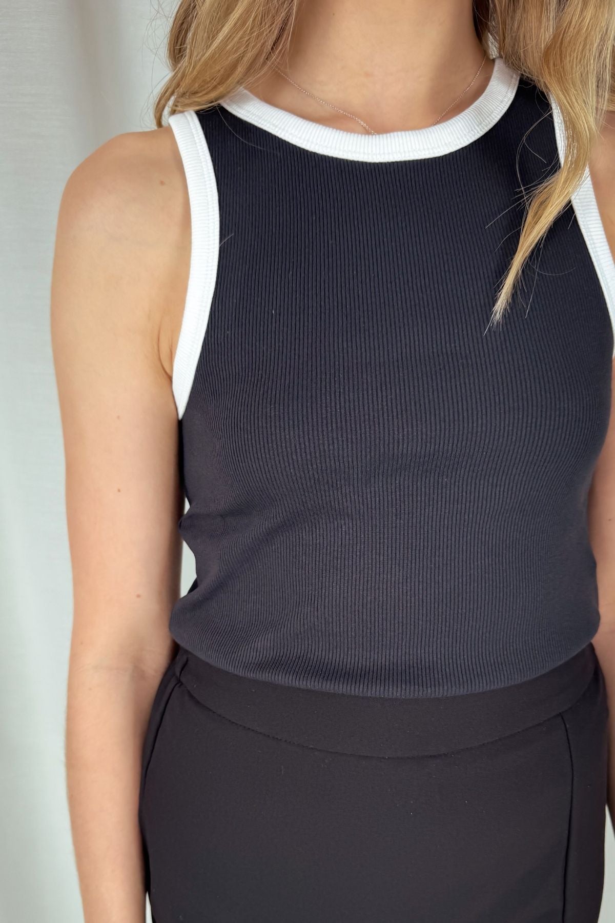 Top May - schwarz mit weißen Details