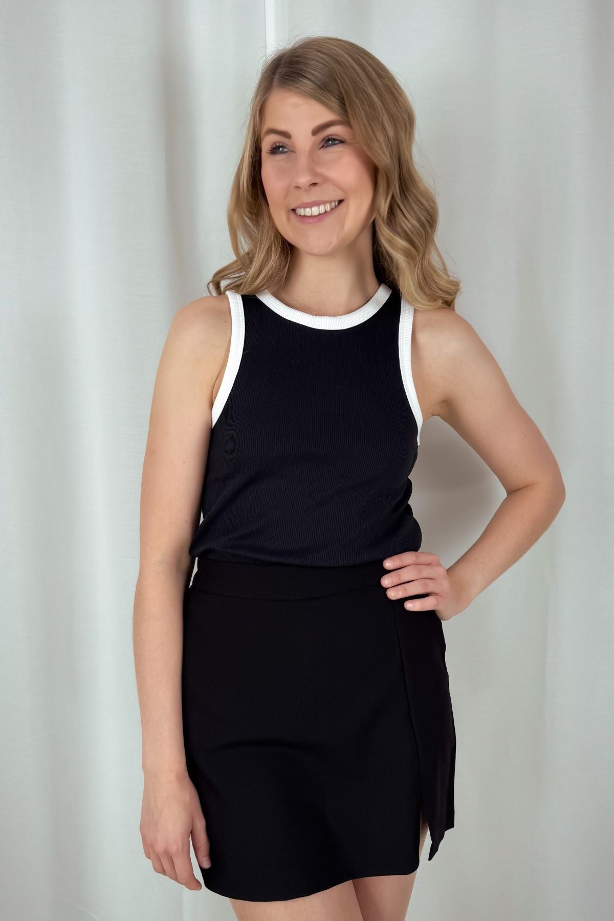 Top May - schwarz mit weißen Details