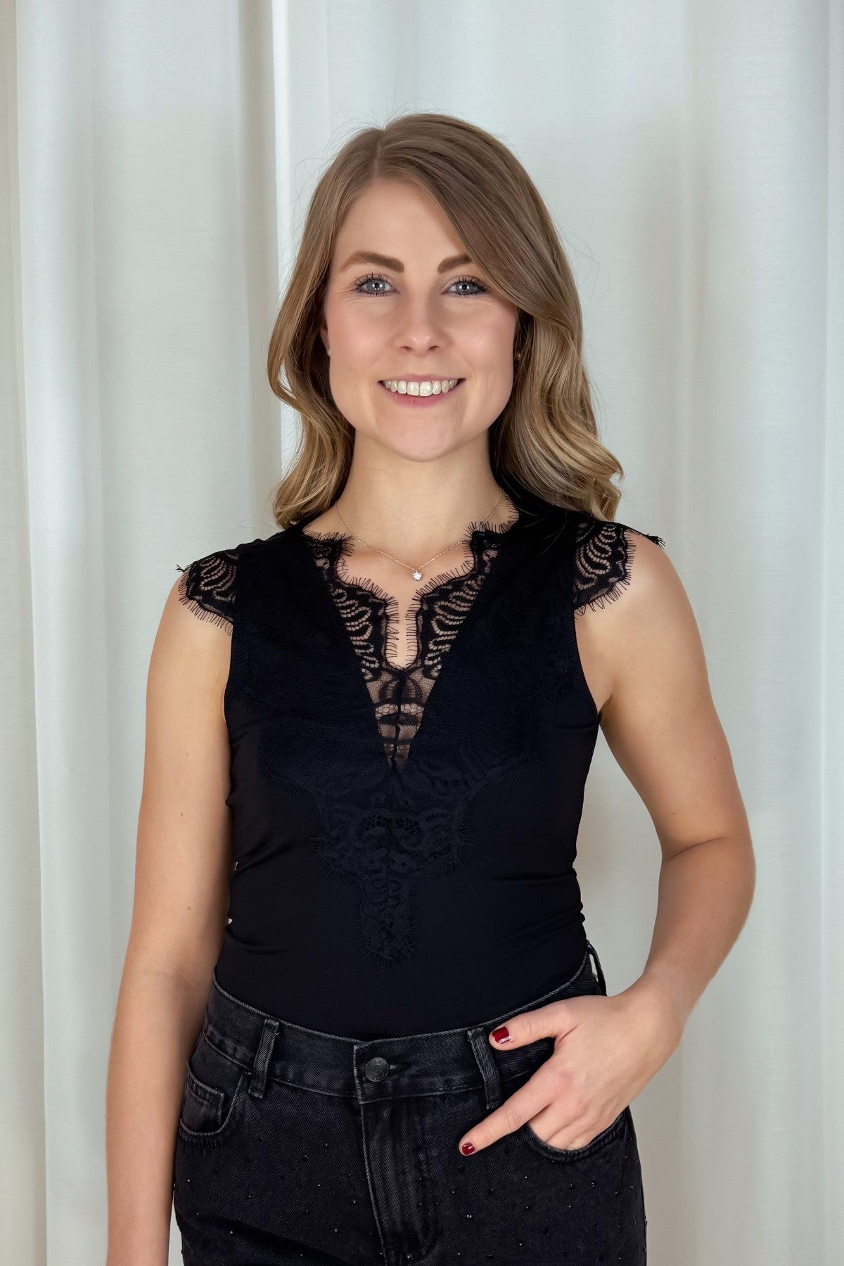 Top mit Spitzendetails - schwarz