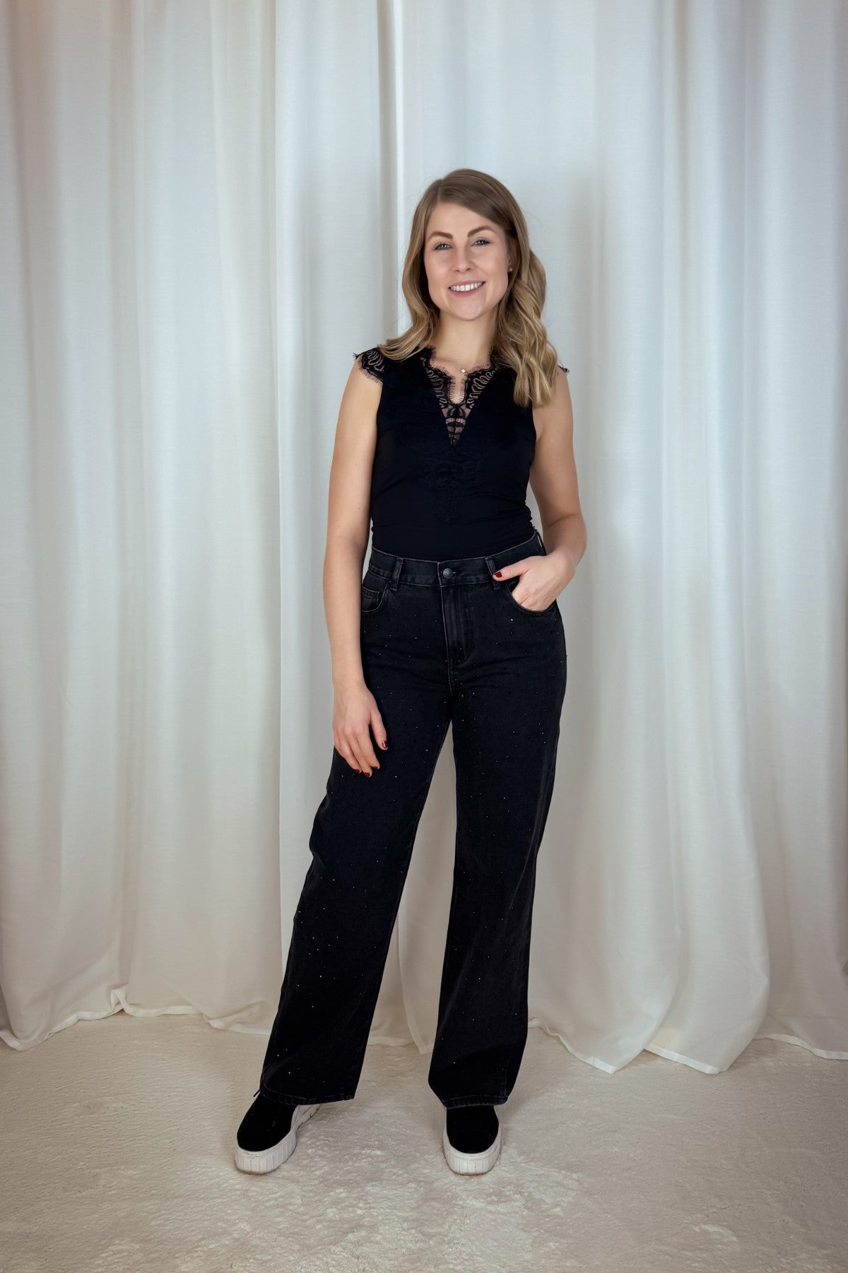 Top mit Spitzendetails - schwarz