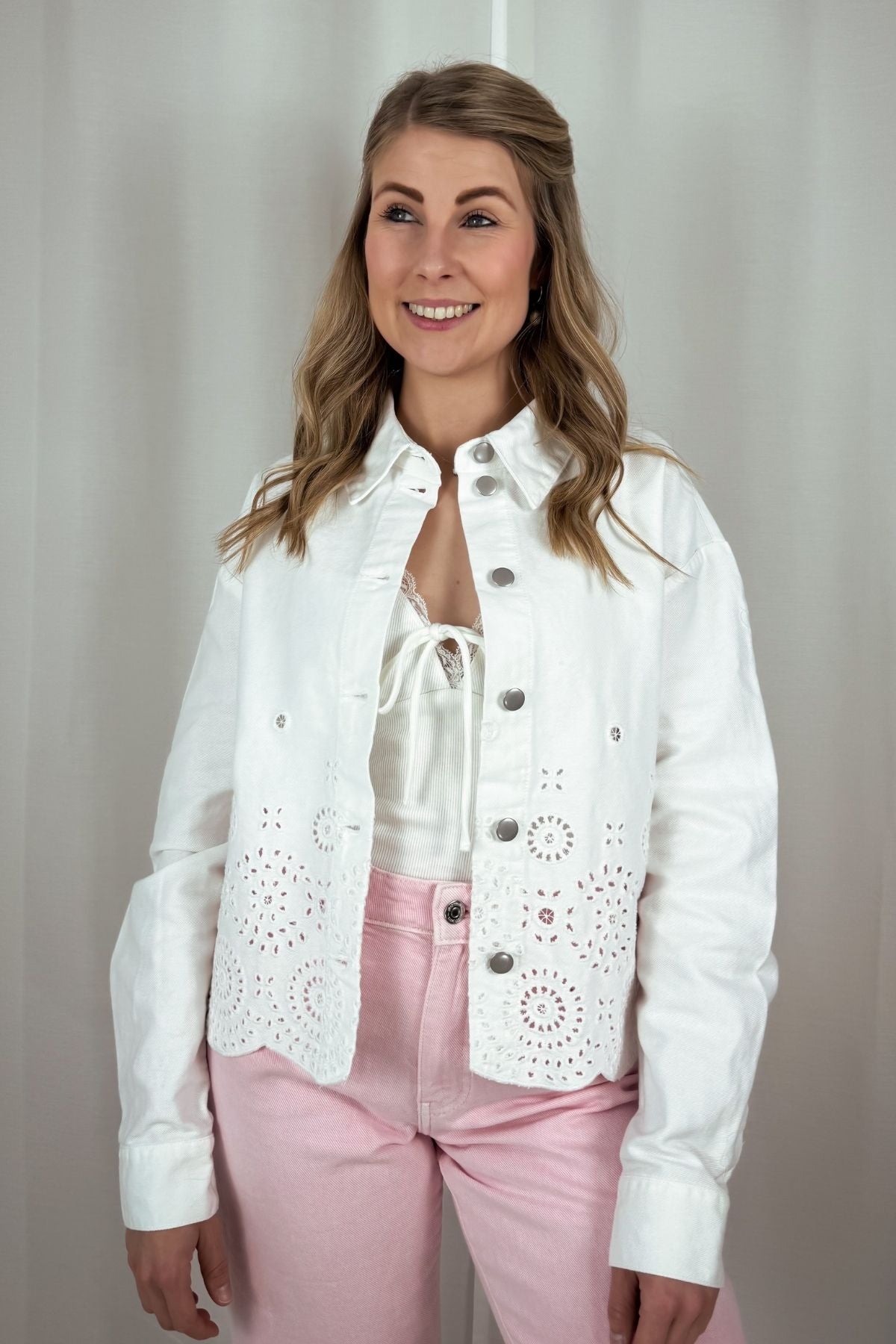 Jeansjacke Tuc mit Lochstickerei - weiß