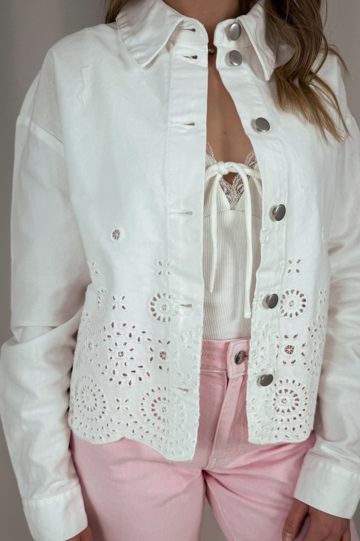 Jeansjacke Tuc mit Lochstickerei - weiß