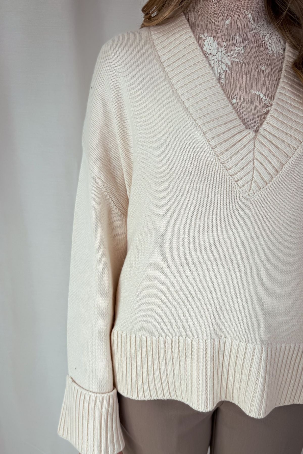 Strickpullover mit V-Ausschnitt - creme