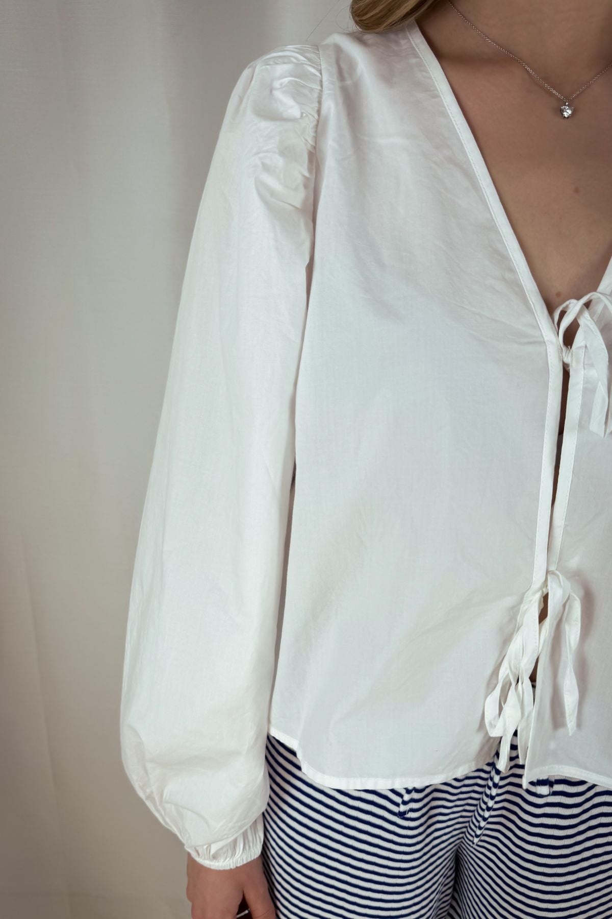 Bluse mit Schleifen - weiß & blau