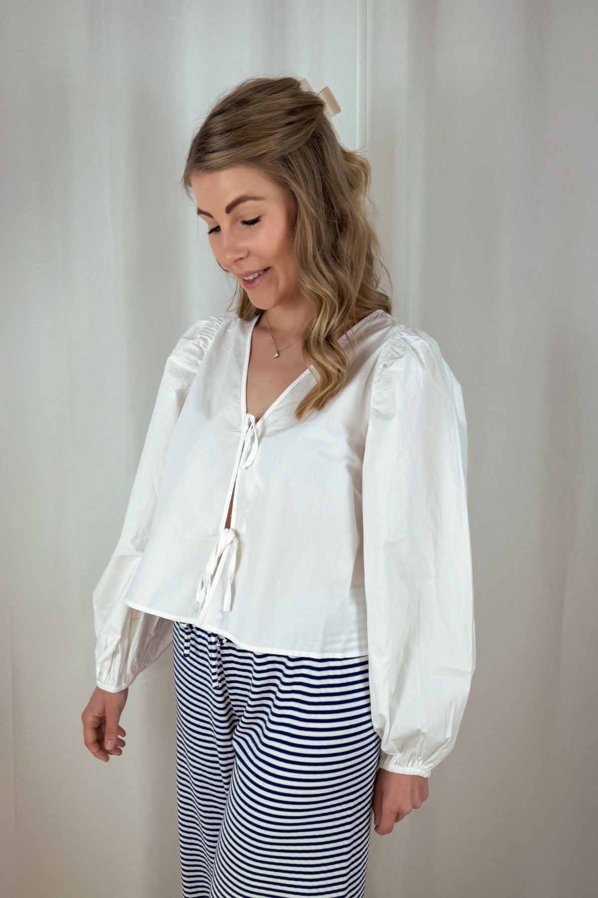 Bluse mit Schleifen - weiß & blau