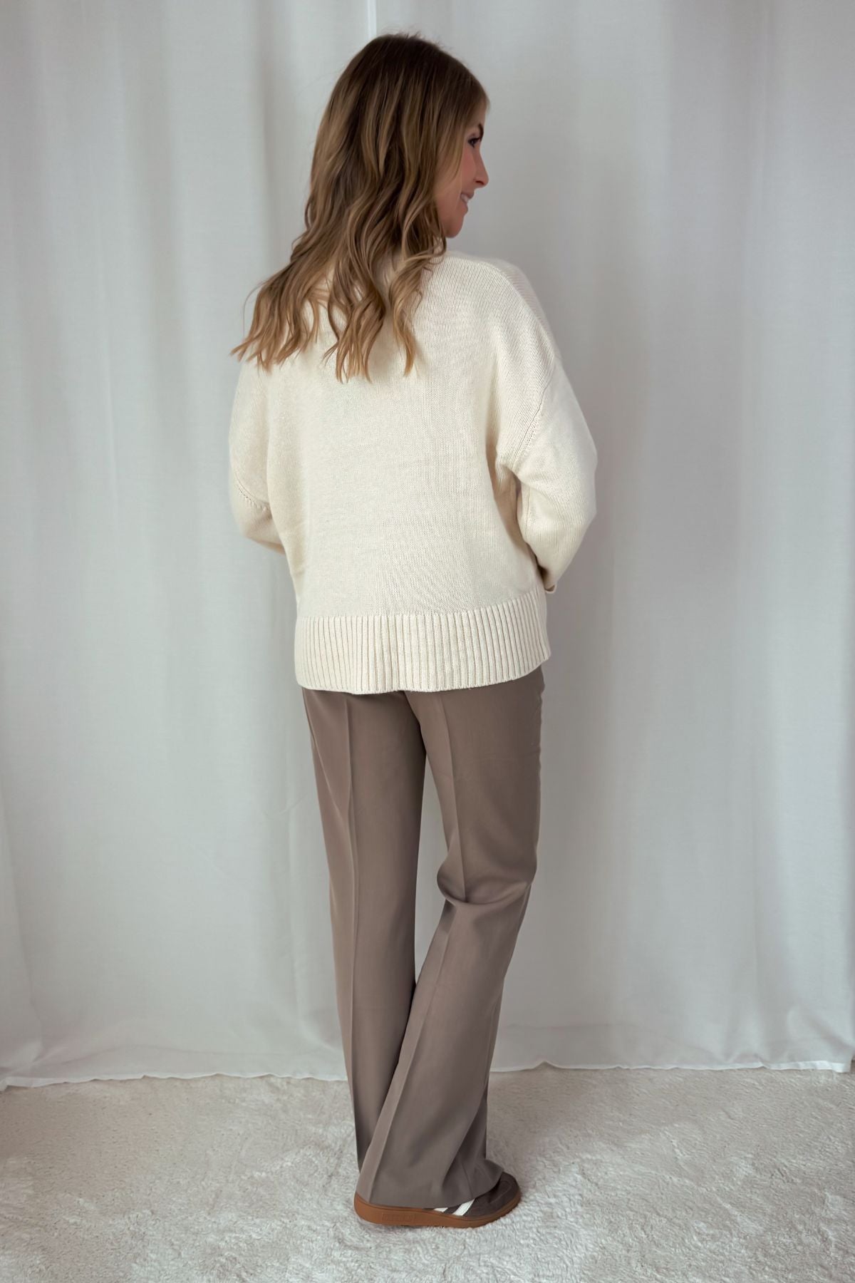 Strickpullover mit V-Ausschnitt - creme