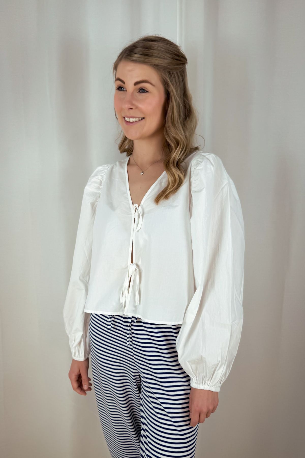 Bluse mit Schleifen - weiß & blau