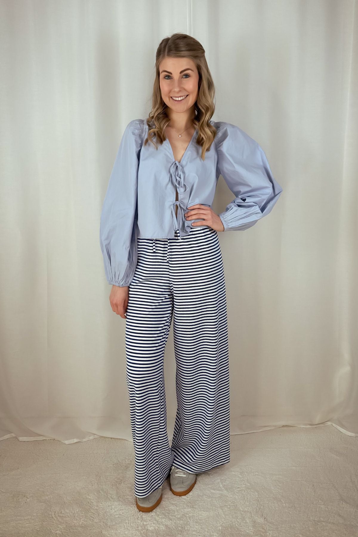 Bluse mit Schleifen - weiß & blau