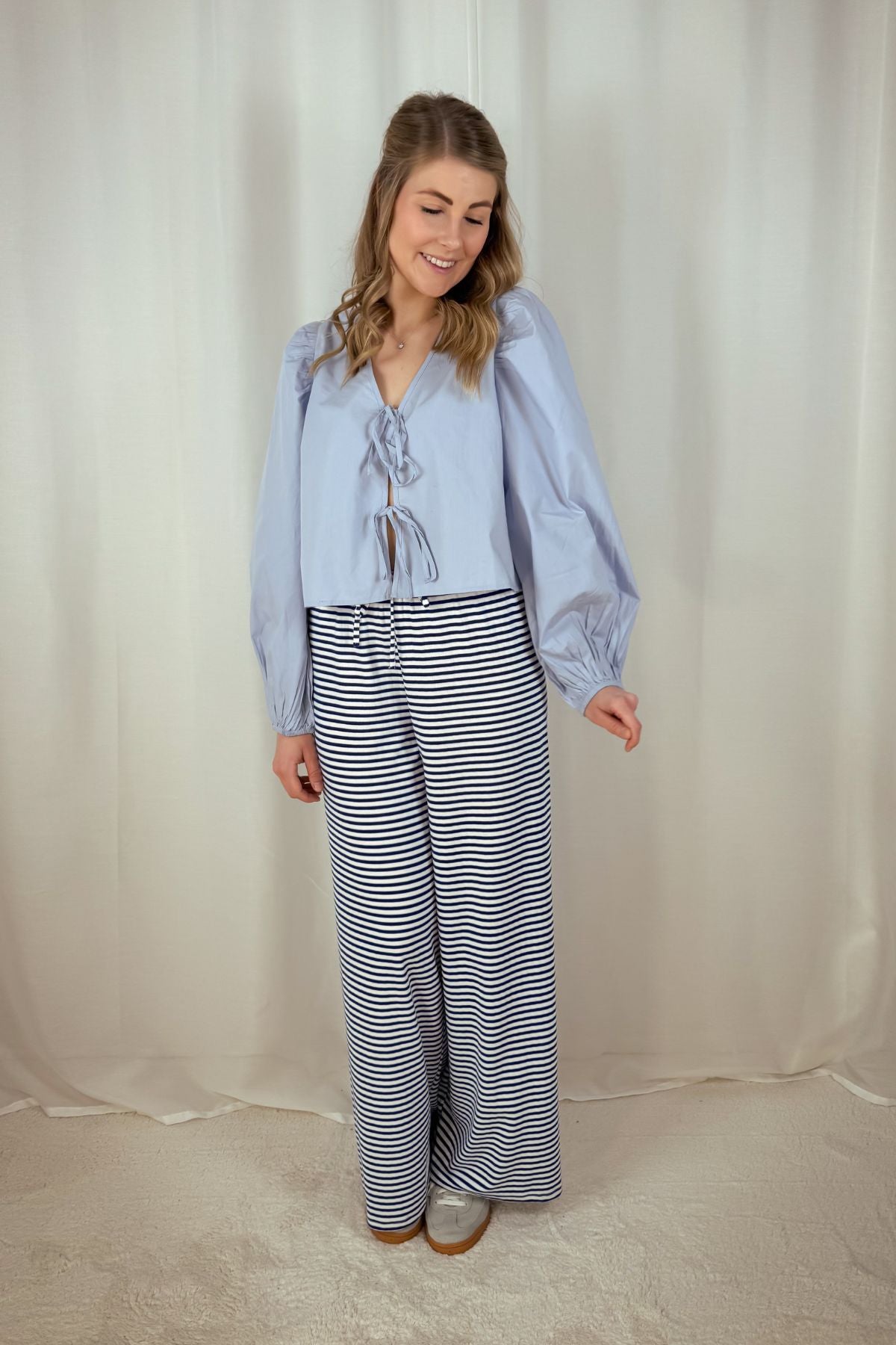 Bluse mit Schleifen - weiß & blau