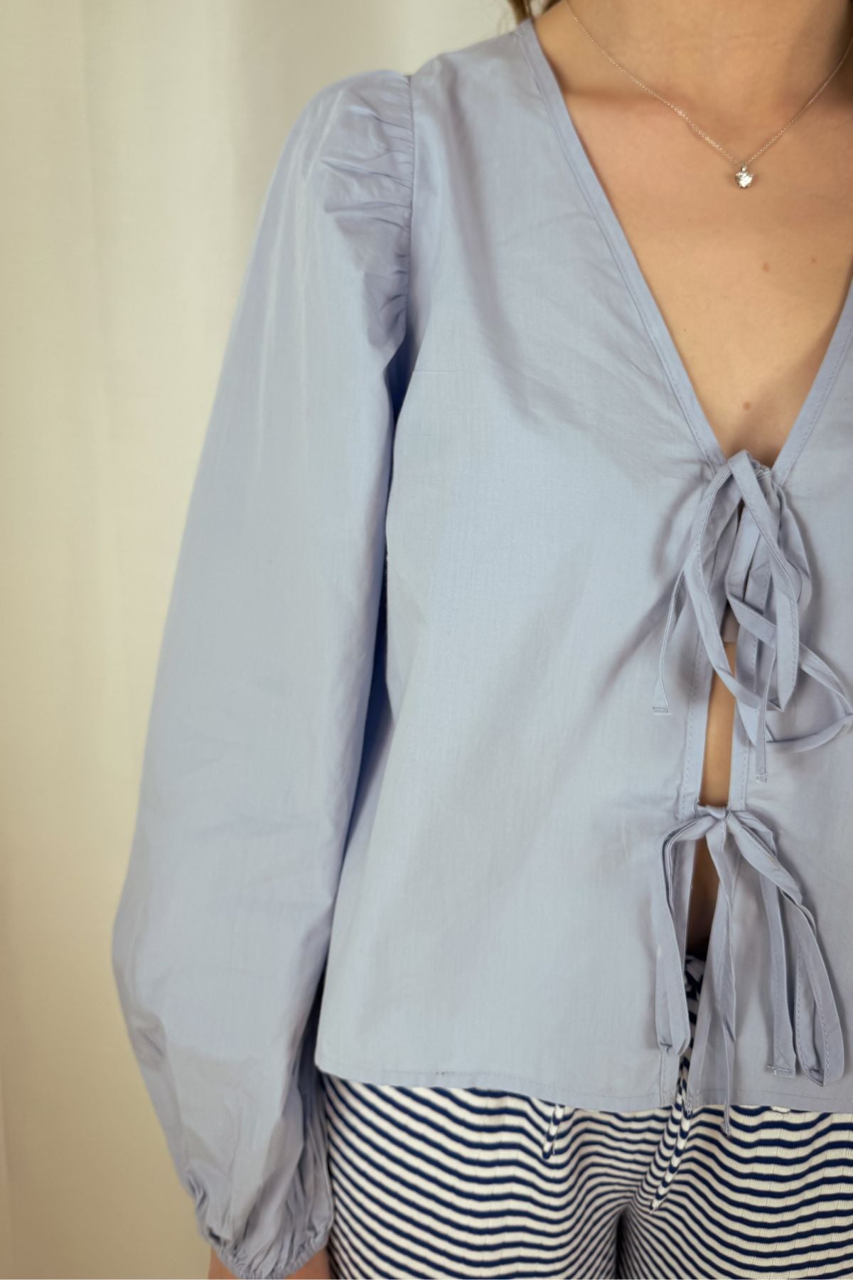 Bluse mit Schleifen - weiß & blau