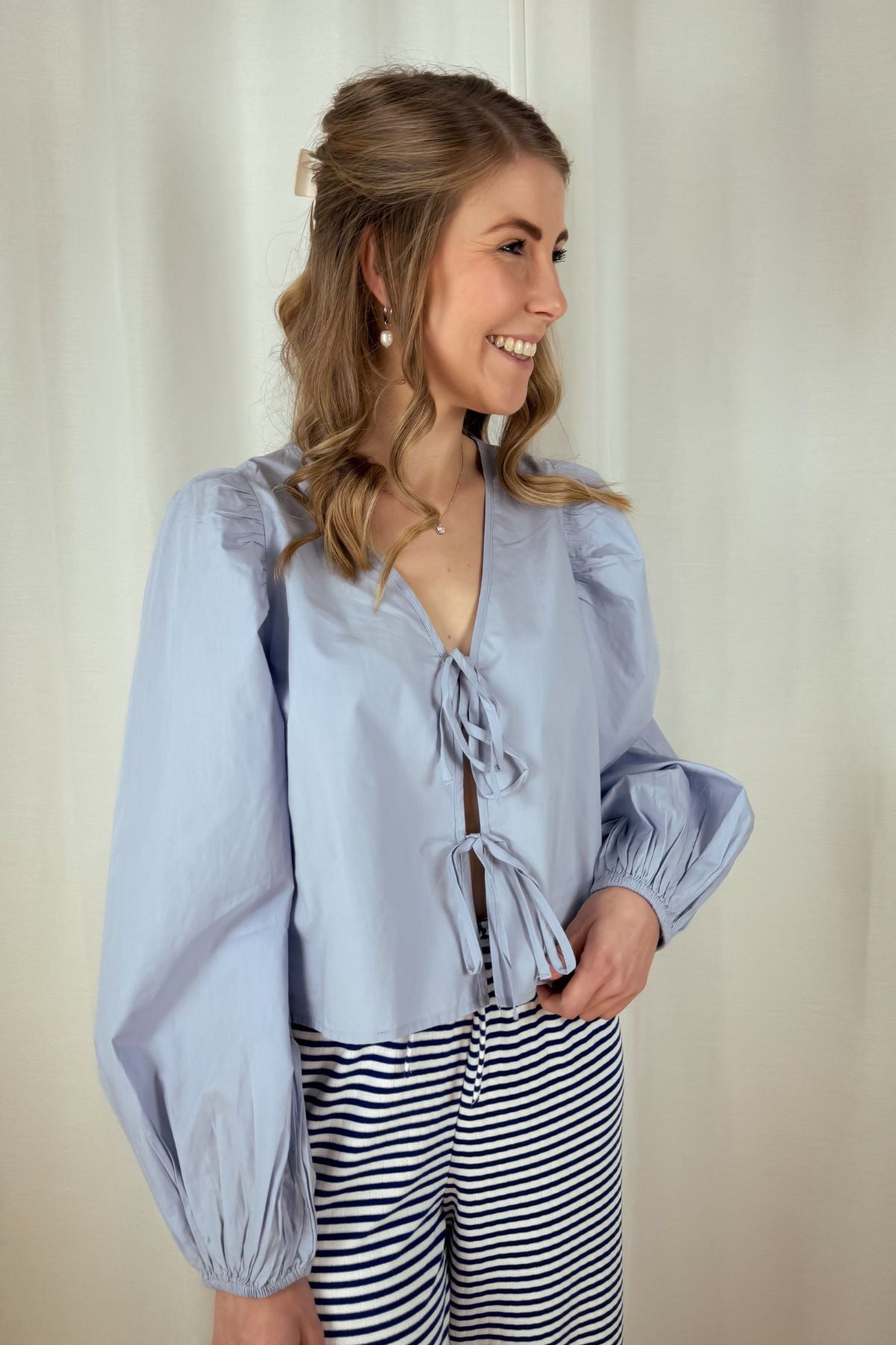 Bluse mit Schleifen - weiß & blau