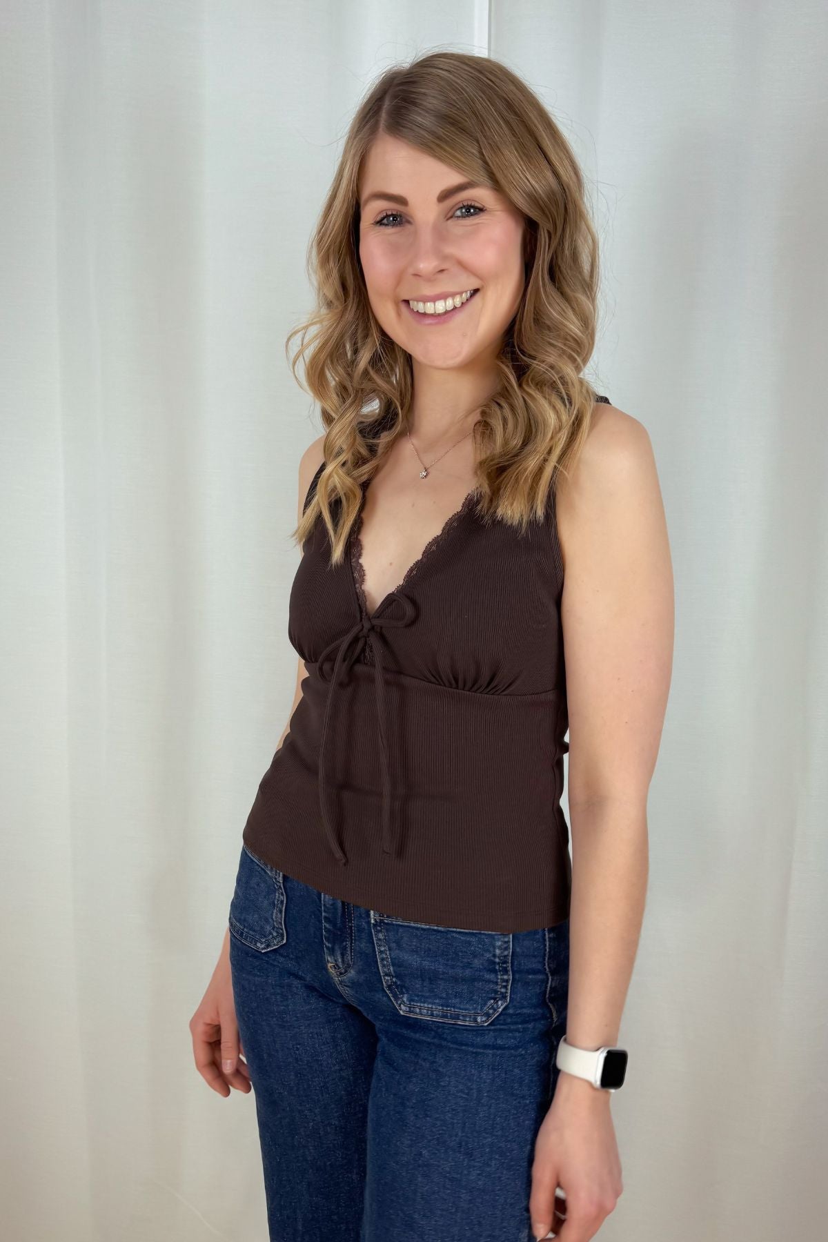 Geripptes Top mit Schleife - schokobraun