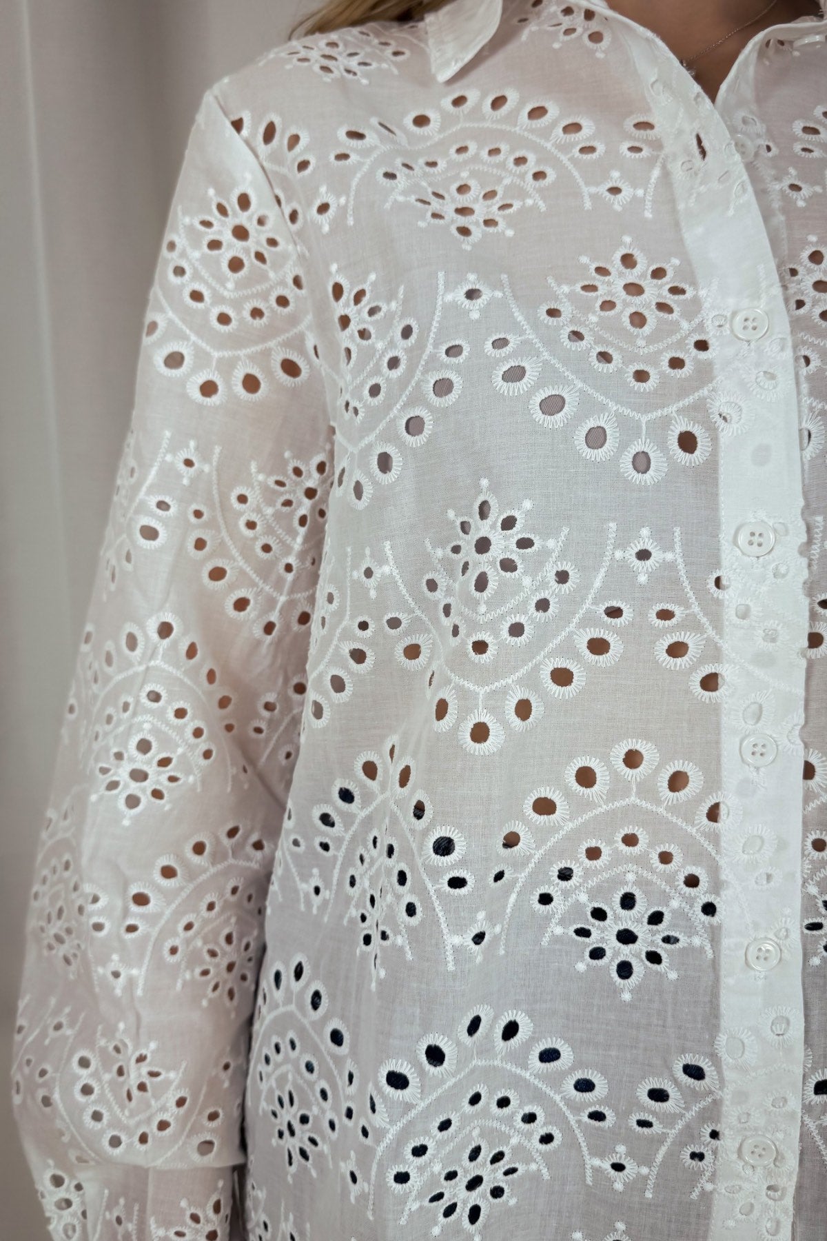 Bluse Vilde mit Lochstickerei - weiß