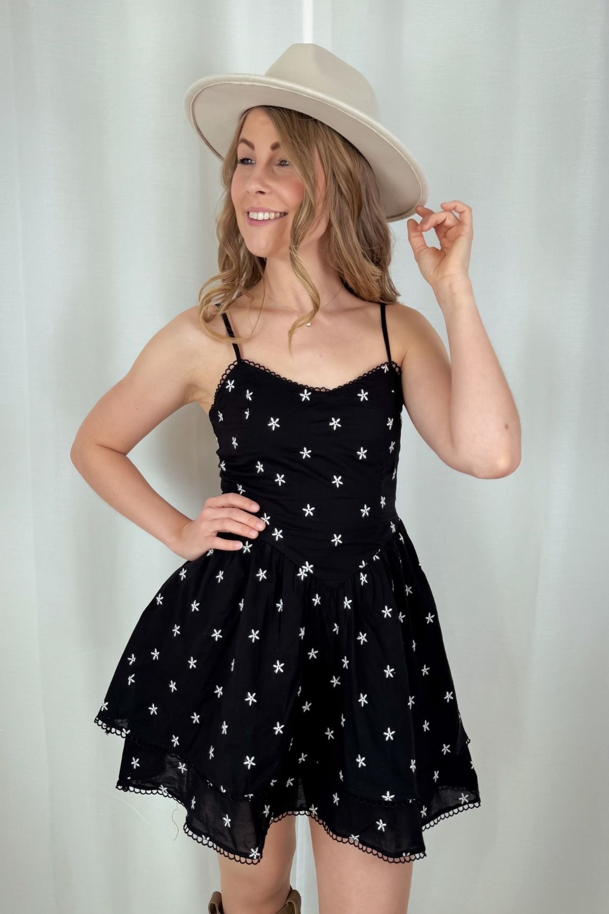 Mini-Kleid mit Blumen - schwarz