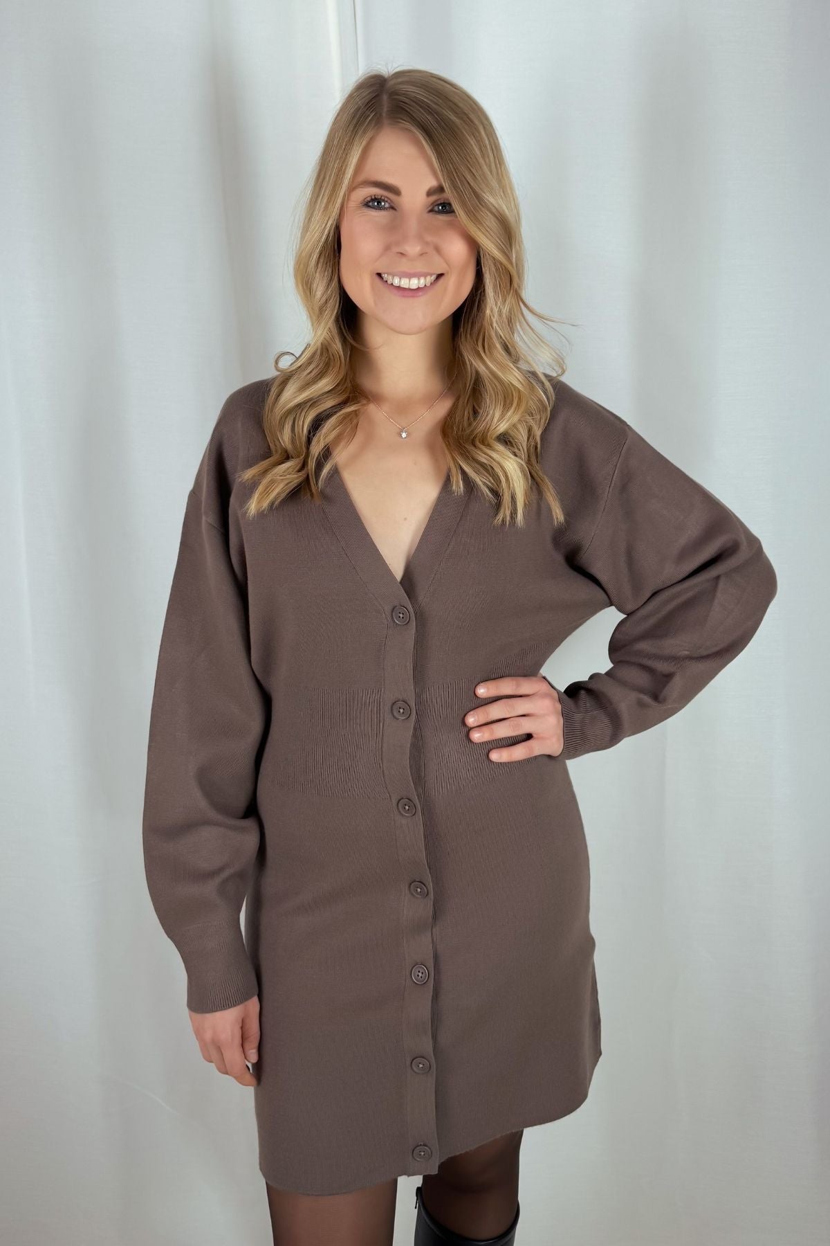 Strickkleid mit Knopfleiste - taupe