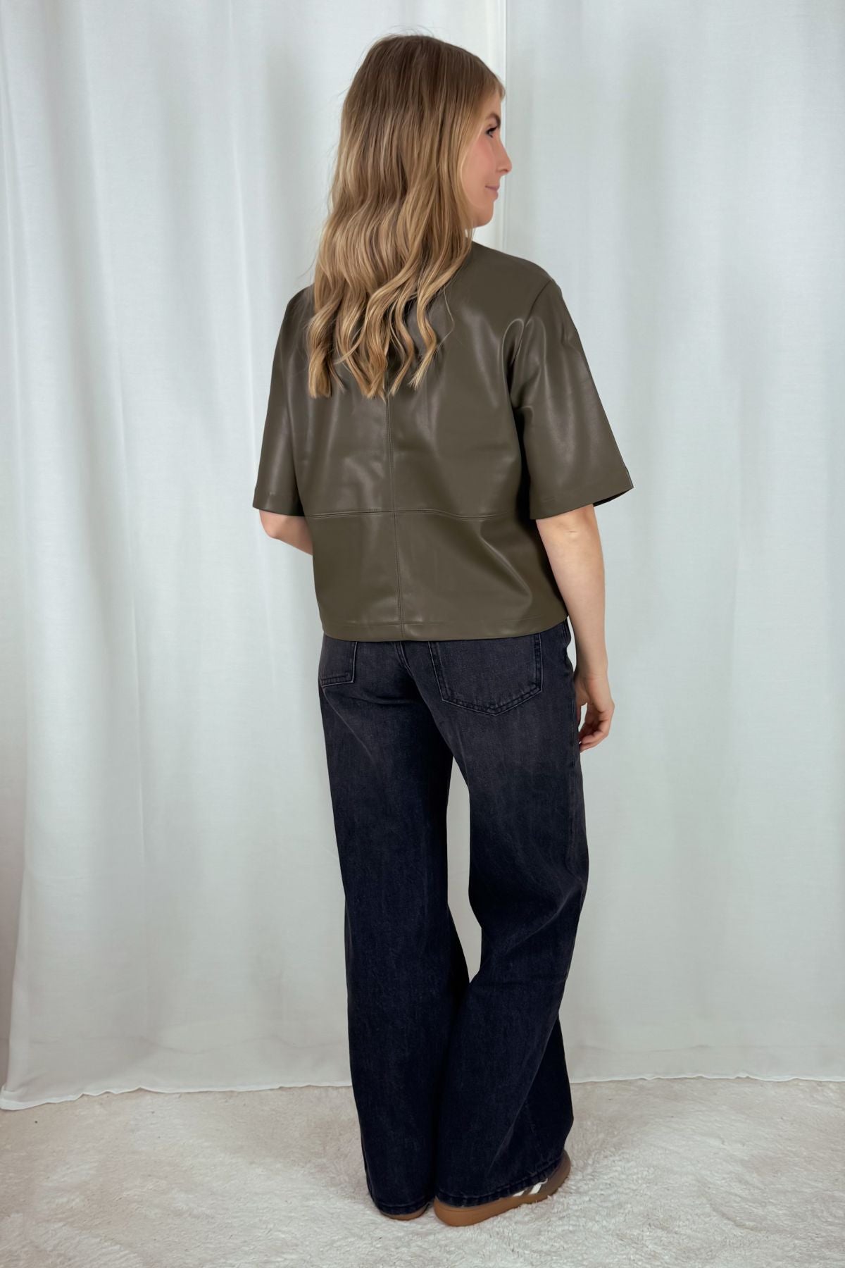 Boxy T-Shirt in Leder - khaki