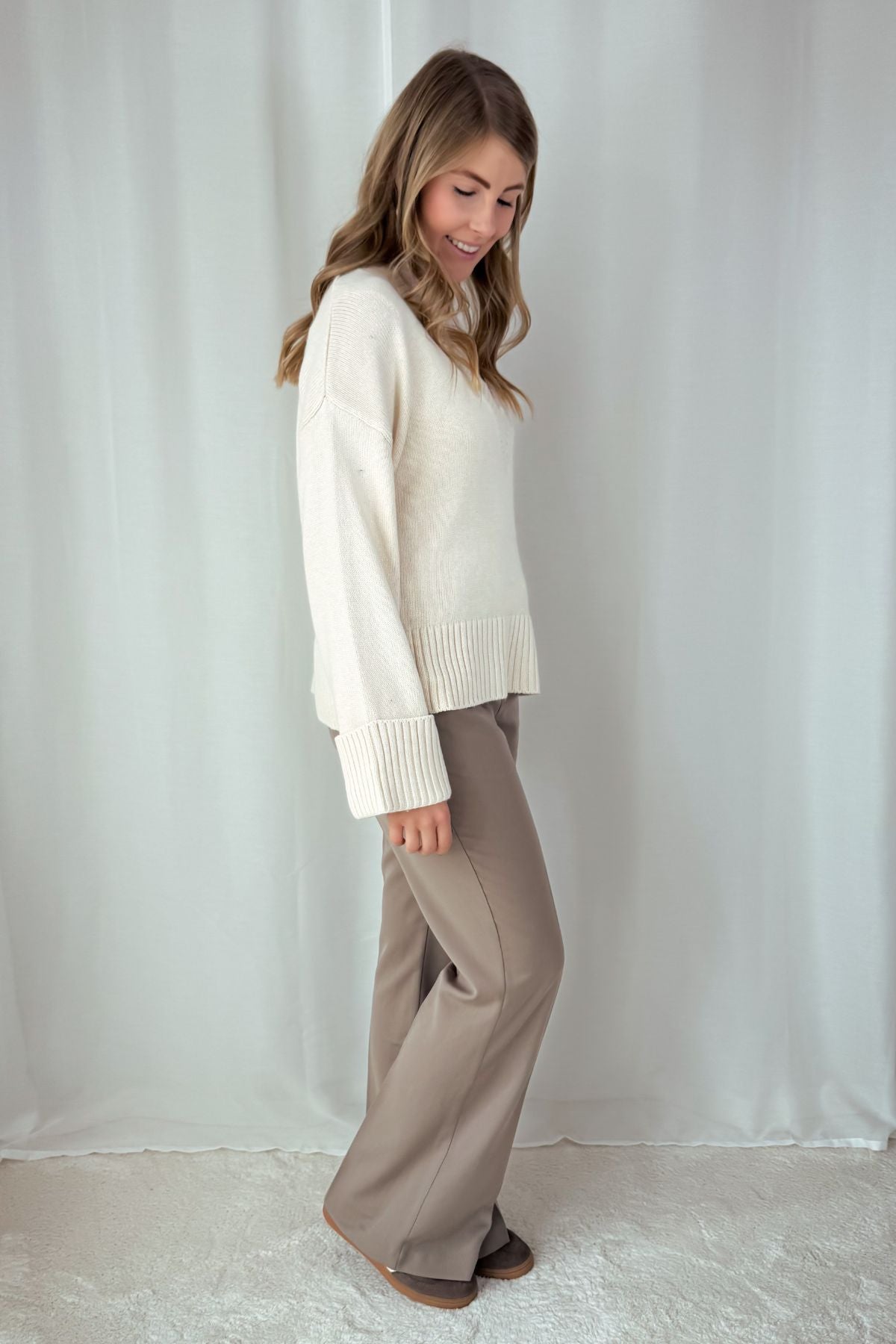 Strickpullover mit V-Ausschnitt - creme