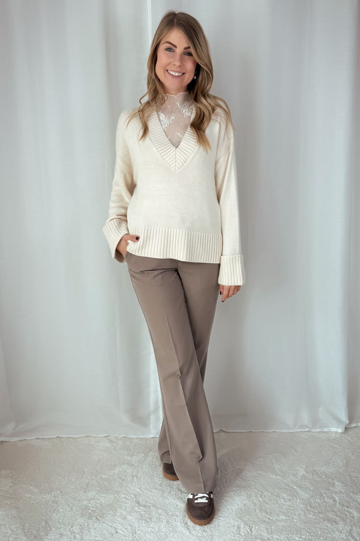 Strickpullover mit V-Ausschnitt - creme