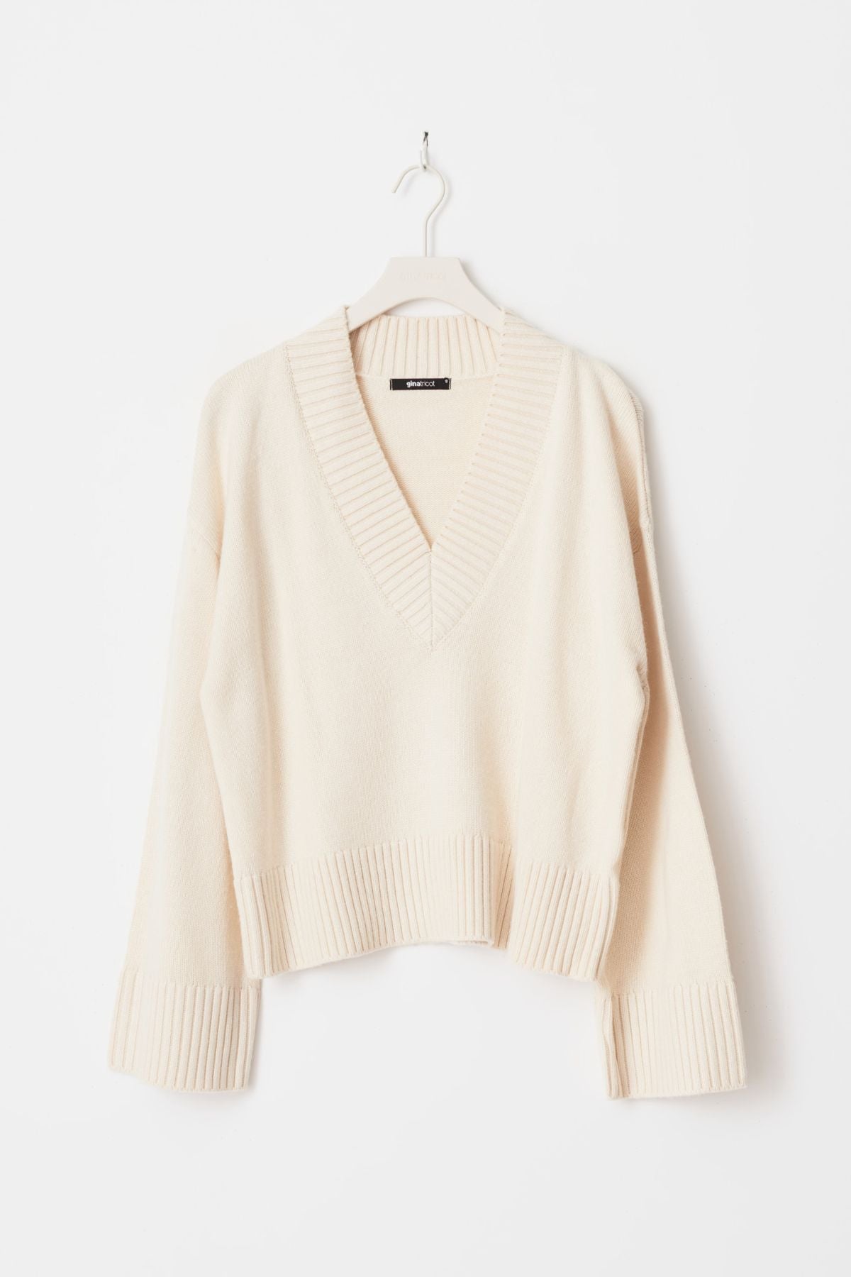 Strickpullover mit V-Ausschnitt - creme
