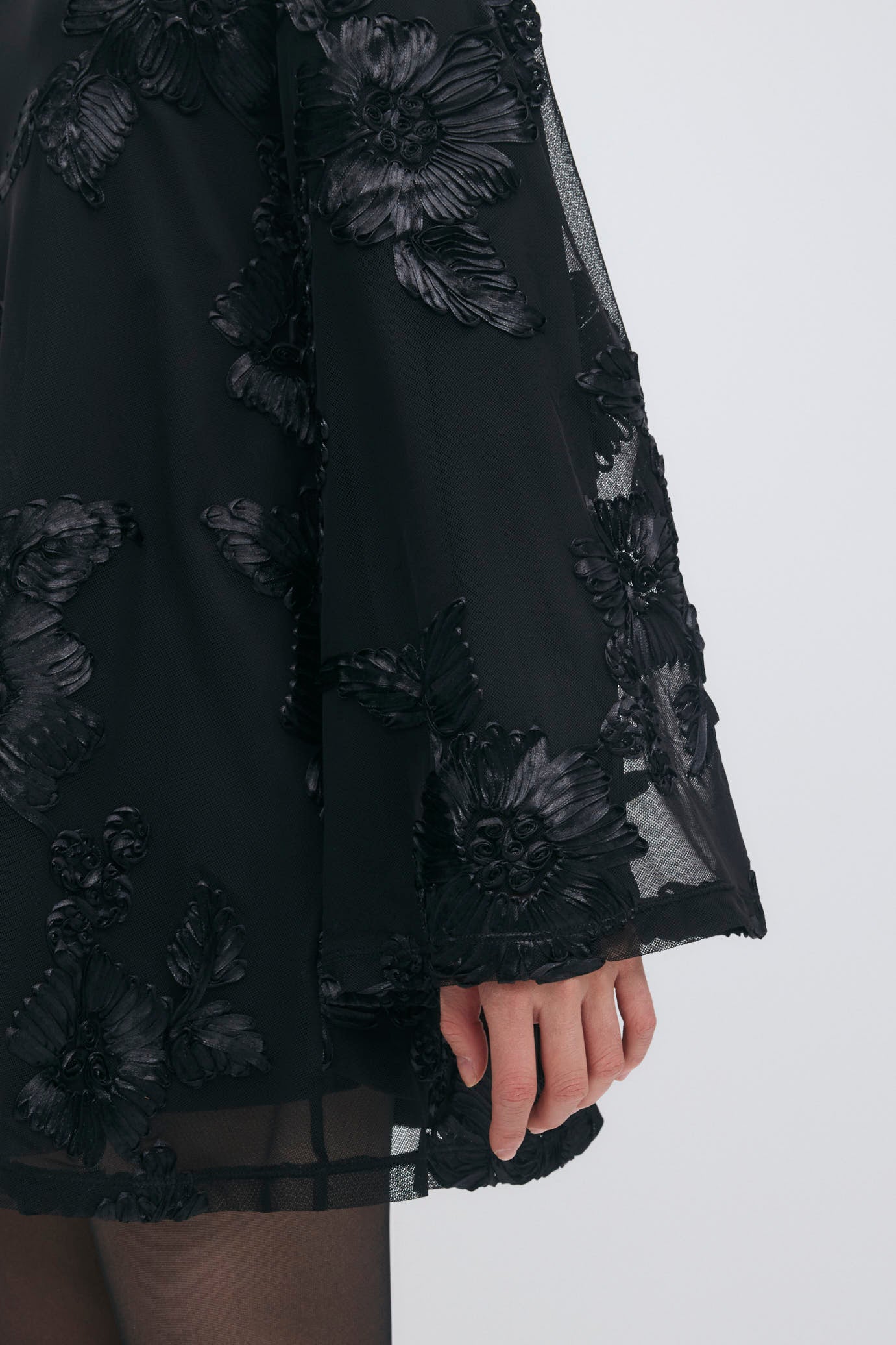 Minikleid mit Blumenstickerei - schwarz