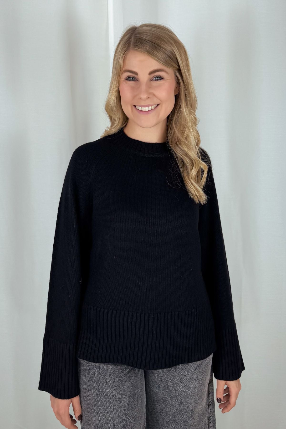 Strickpullover mit Rundhalsausschnitt - schwarz