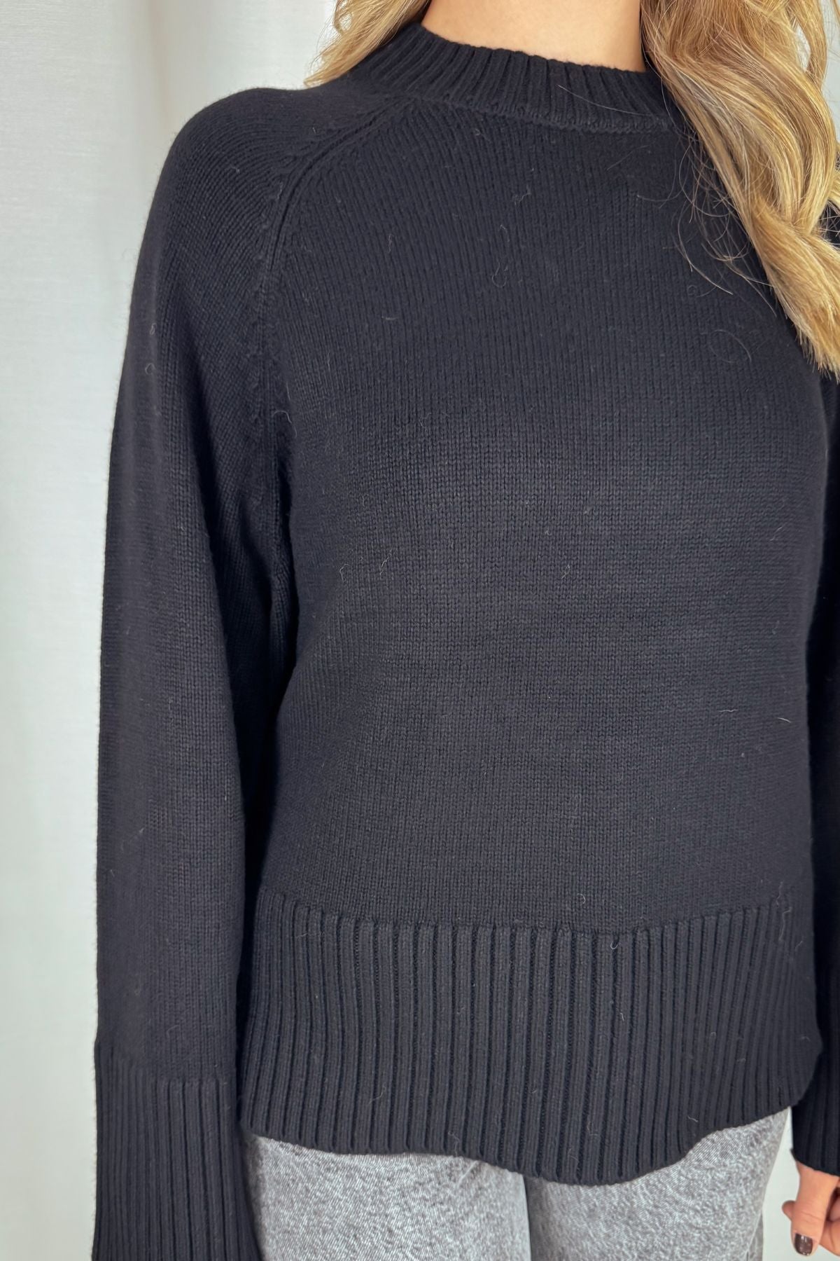 Strickpullover mit Rundhalsausschnitt - schwarz
