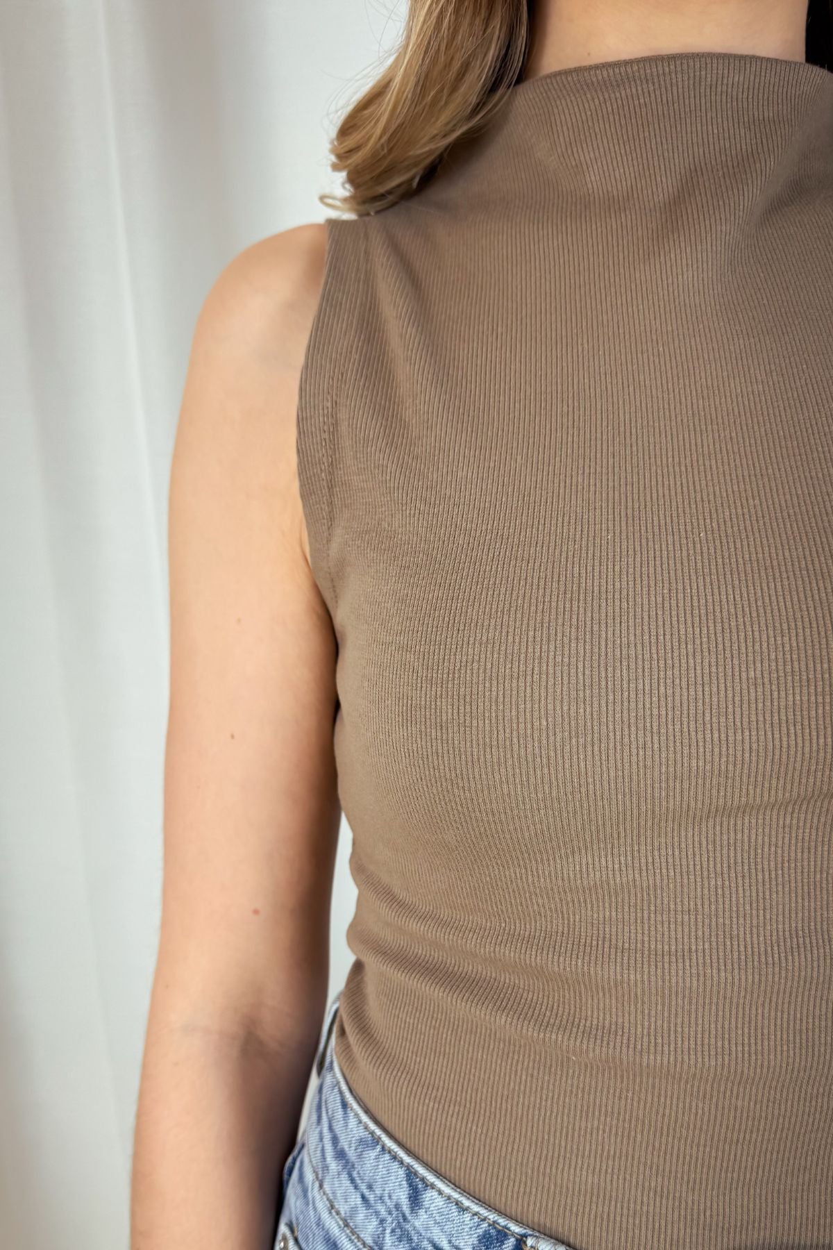 Top funnel neck - weiß & camel