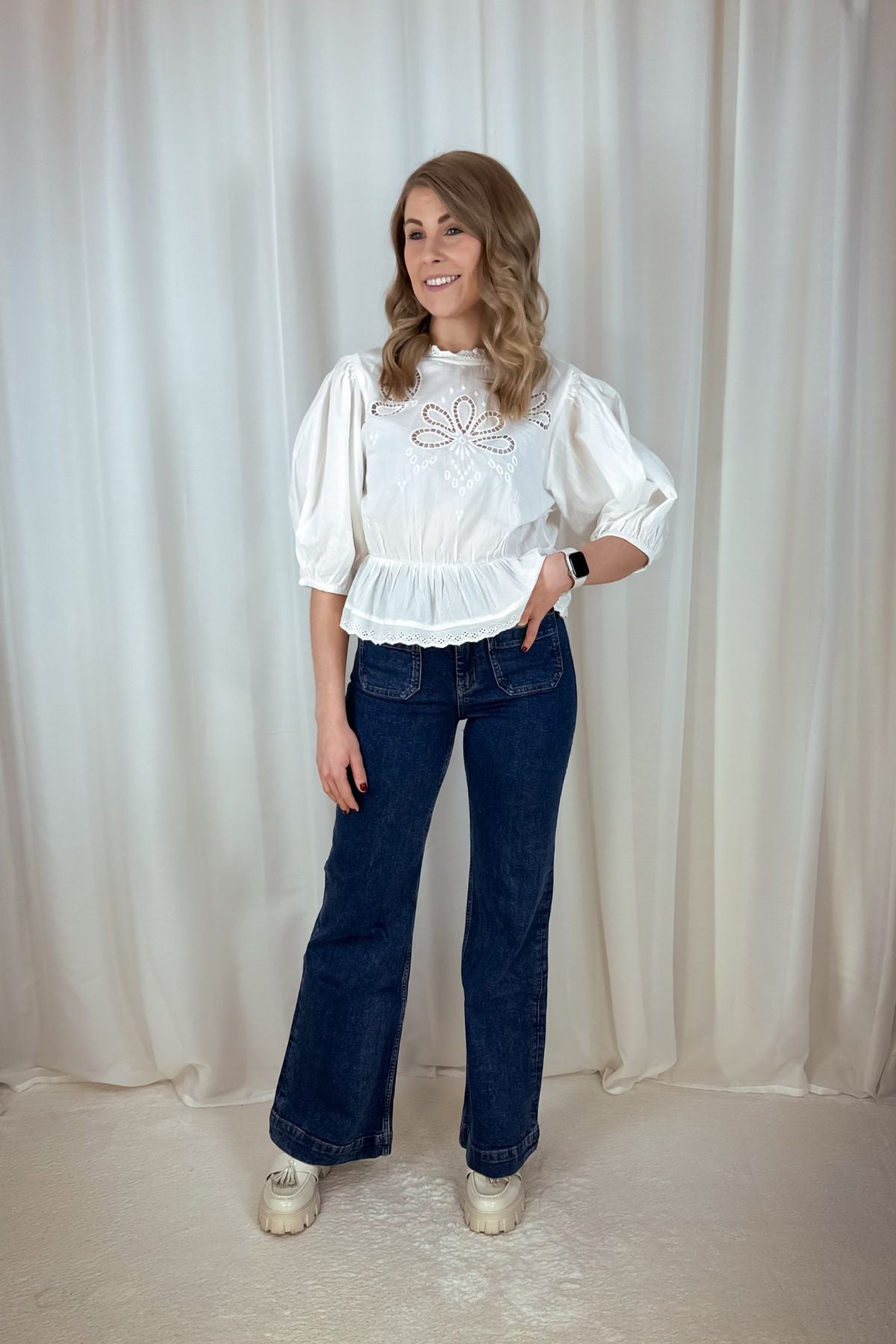 Jeans mit kleinen aufgesetzten Taschen
