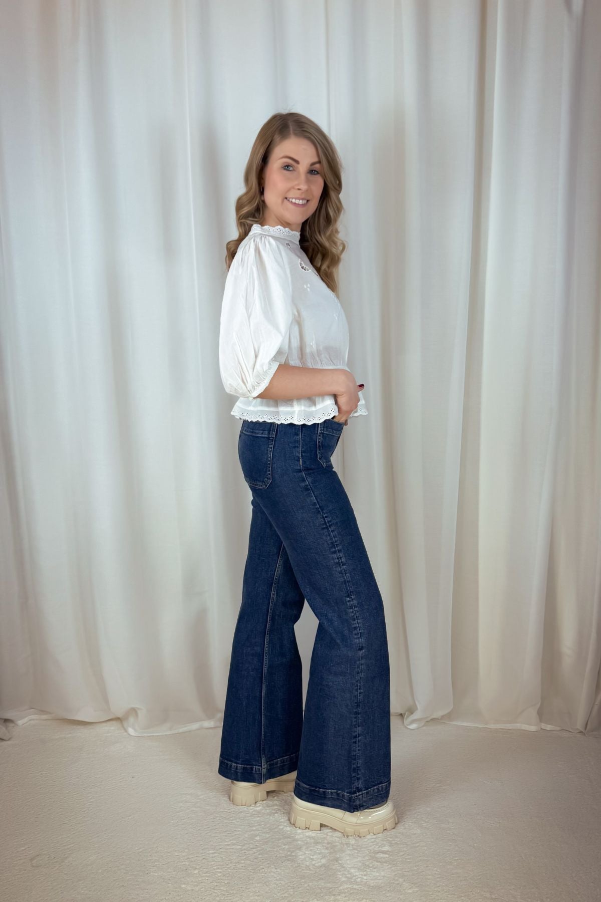 Jeans mit kleinen aufgesetzten Taschen