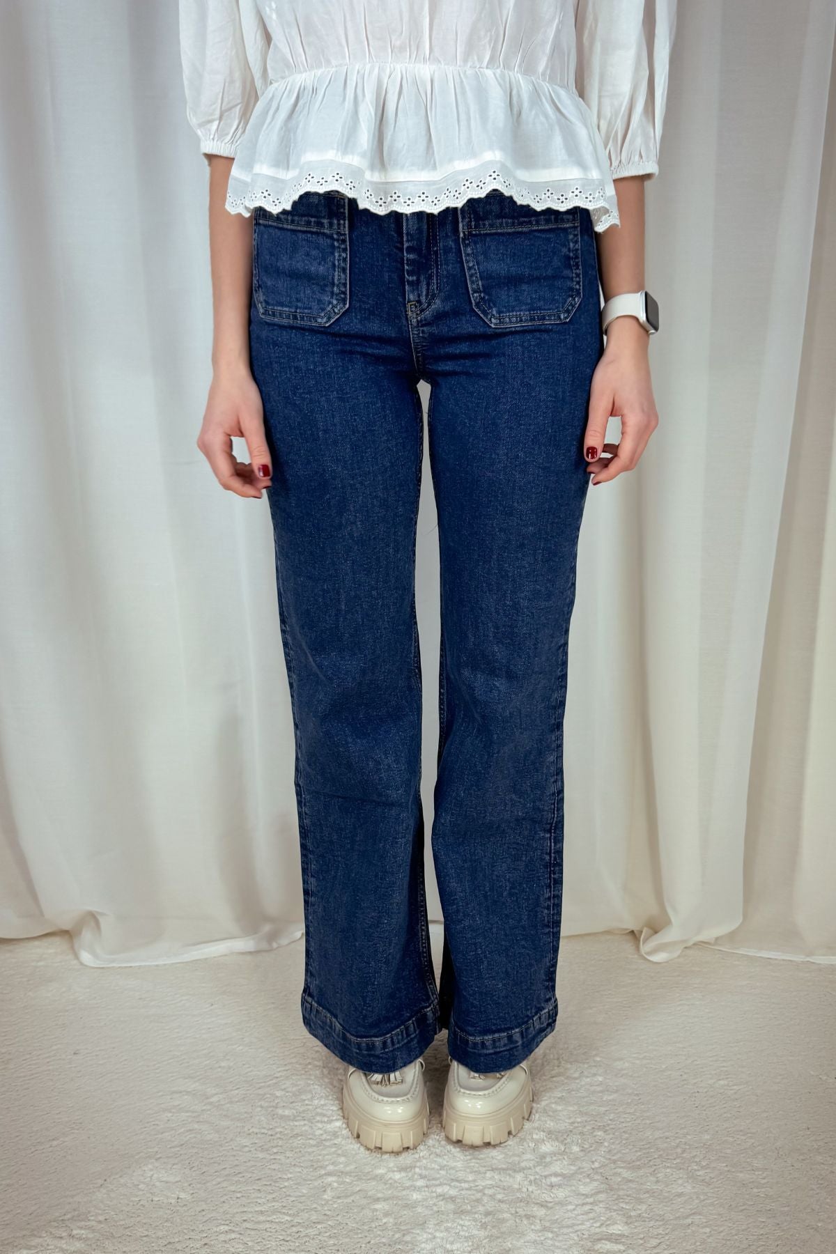 Jeans mit kleinen aufgesetzten Taschen