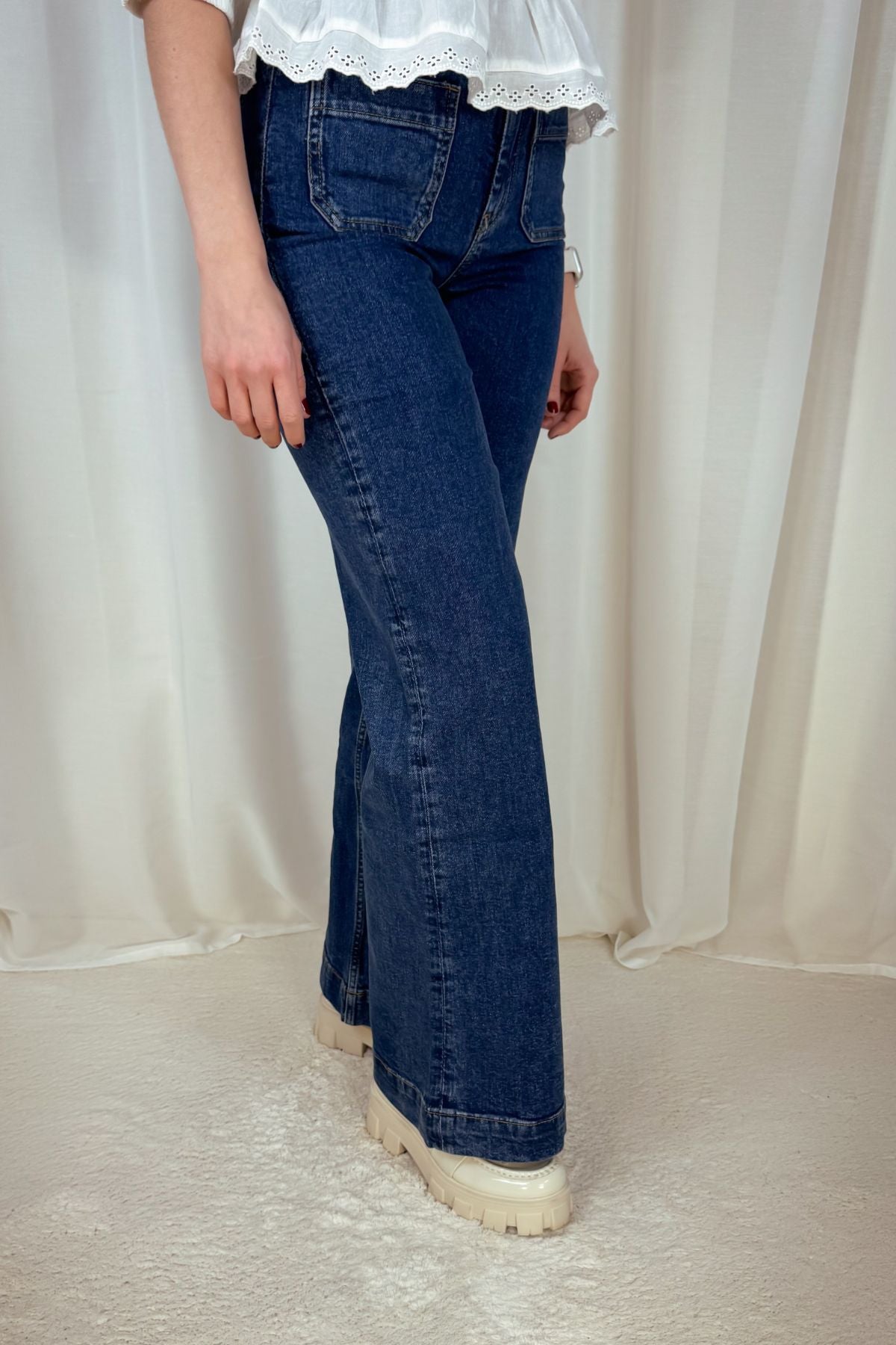 Jeans mit kleinen aufgesetzten Taschen