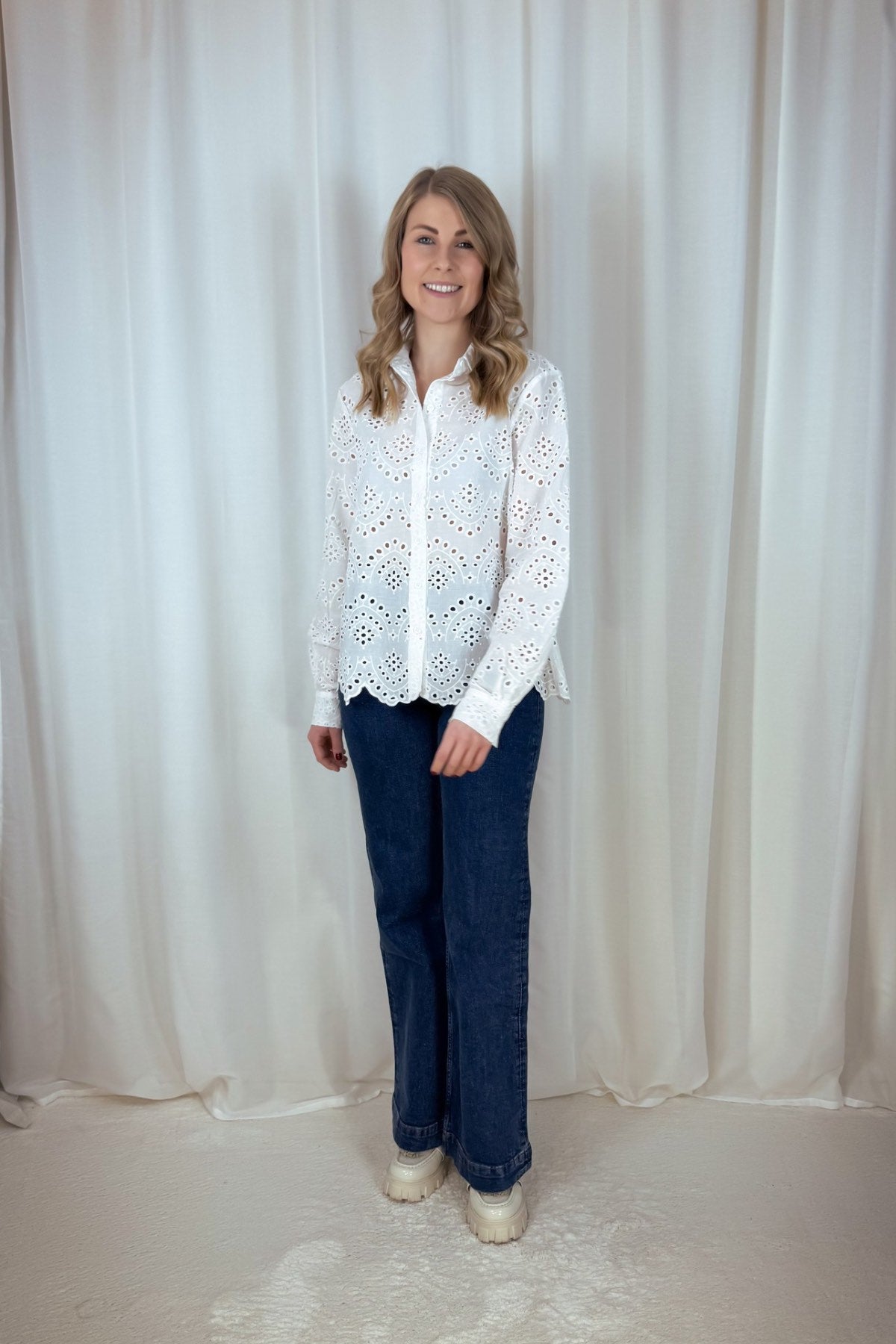 Bluse Vilde mit Lochstickerei - weiß