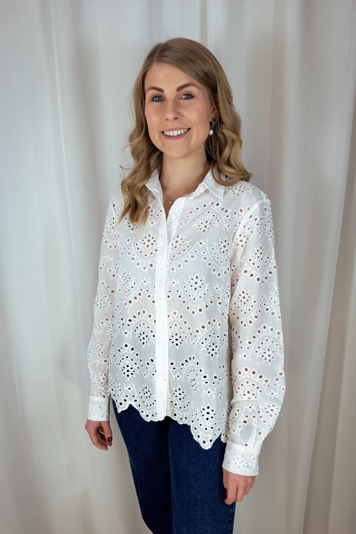 Bluse Vilde mit Lochstickerei - weiß